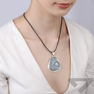 Wisior z różą chalcedonu w srebrnej oprawie