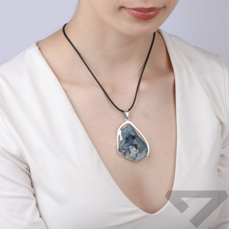 Wisiorek srebrny z różą chalcedonu