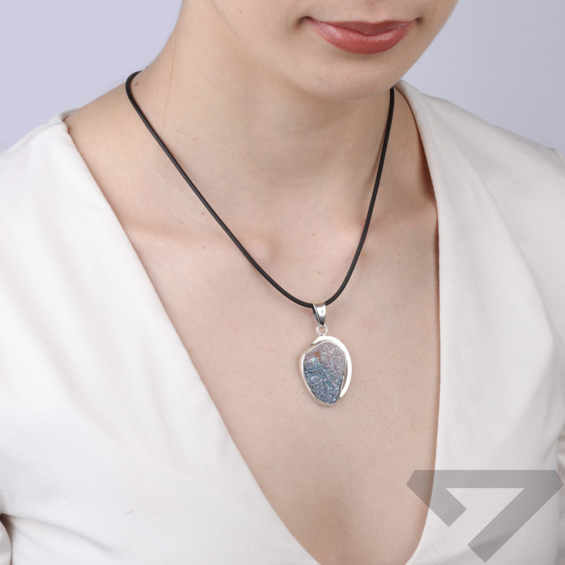 Wisior srebrny z różą chalcedonu w srebrnej oprawie