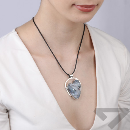 Srebrny wisior z różą chalcedonu