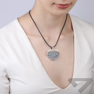 Wisior srebrny z różą chalcedonu