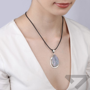 Wisior serbrny w gładkiej oprawie z różą chalcedonu