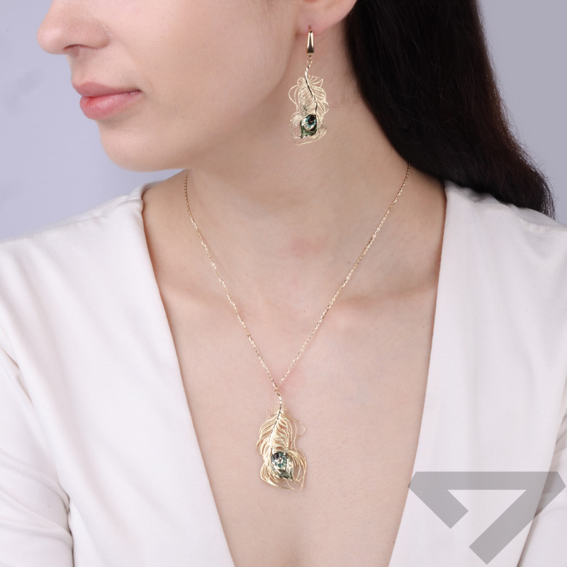 Kolczyki złote wiszące ażurowe pióro z emalią koloru zielonego