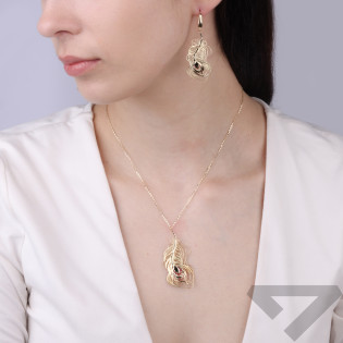 Kolczyki złote wiszące ażurowe pióro z emalią koloru różowego