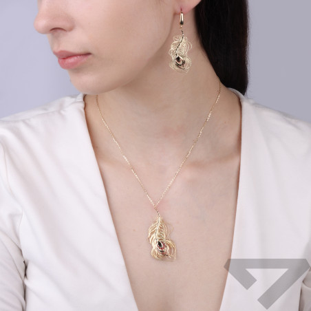 Kolczyki złote wiszące ażurowe pióro z emalią koloru różowego