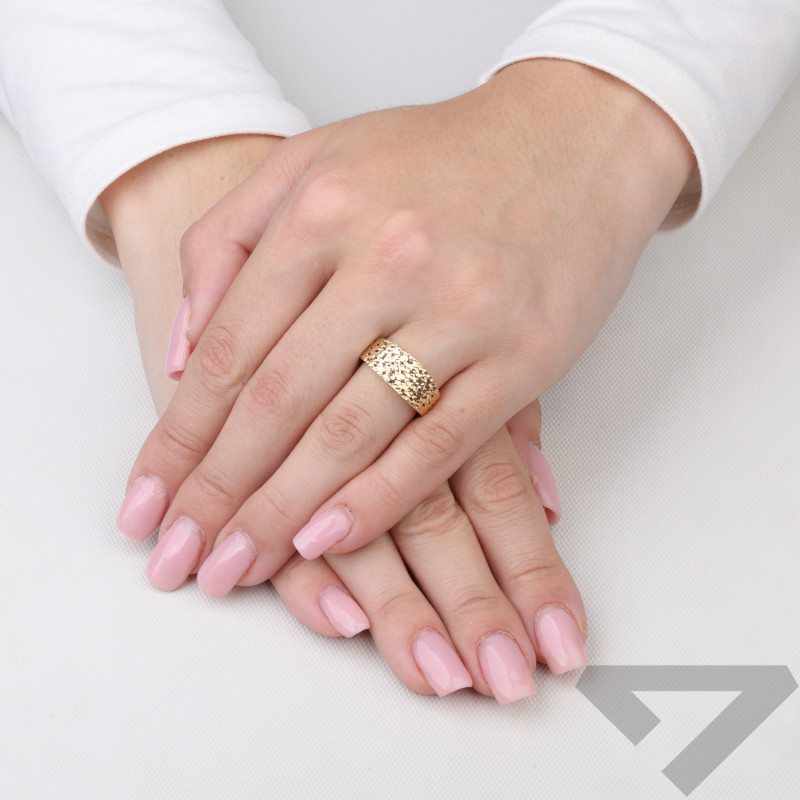 Pierścionek złoty ażurowa blaszka z grawerowanymi gwiazdkami