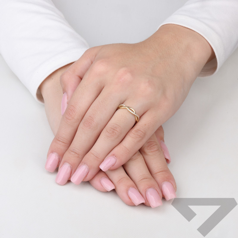 Pierścionek złoty fala ażur z cyrkoniami