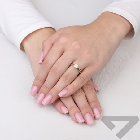 Pierścionek złoty z cyrkonią w gładkiej oprawie