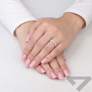 Pierścionek zaręczynowy Line Miłości z diamentami laboratoryjnymi 0,52 ct