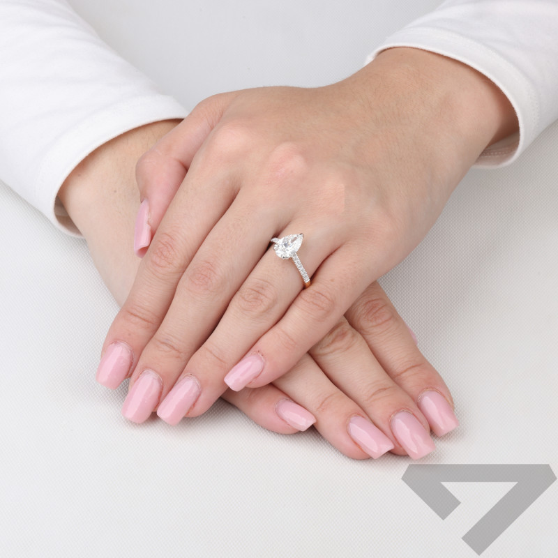 Pierścionek złoty z diamentami laboratoryjnymi 2,16 ct z kamieniem centralnym o szlifie gruszka