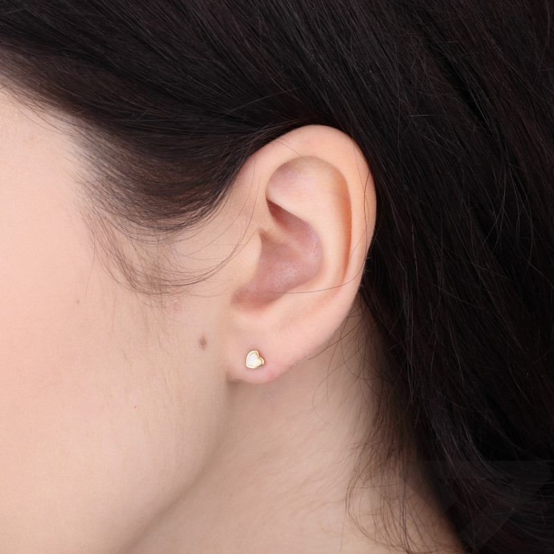 Kolczyki srebrne w kolorze złotym z serduszkiem z białego opalu jubilerskiego próba 925