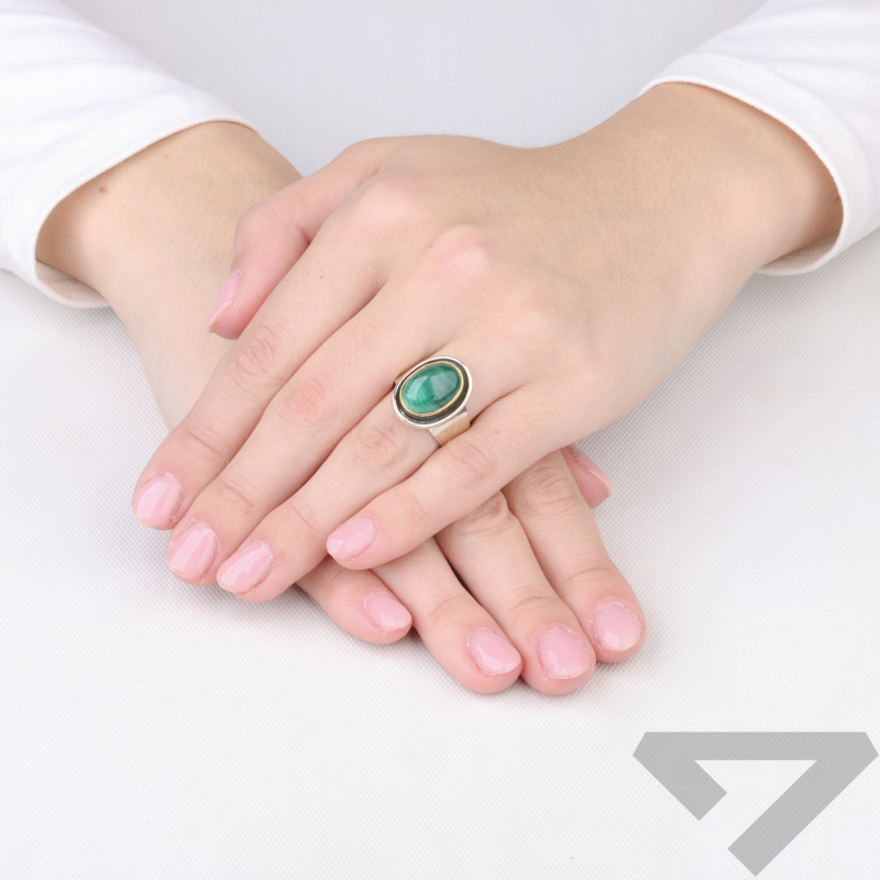 Pierścionek metaloplastyka z brassem i naturalnym malachitem