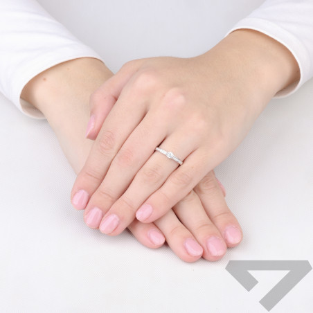 Pierścionek z cyrkonią w czerech łapkach, srebro próby 925