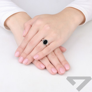 Pierścionek srebrny sygnecik z owalnym onyksem, srebro próba 925