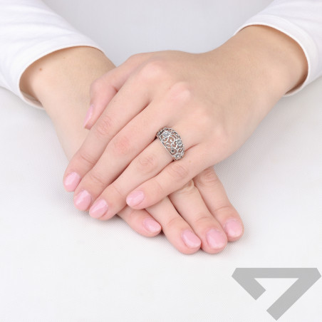 Pierścionek srebrny z kwiatowym ornamentem, srebro 925