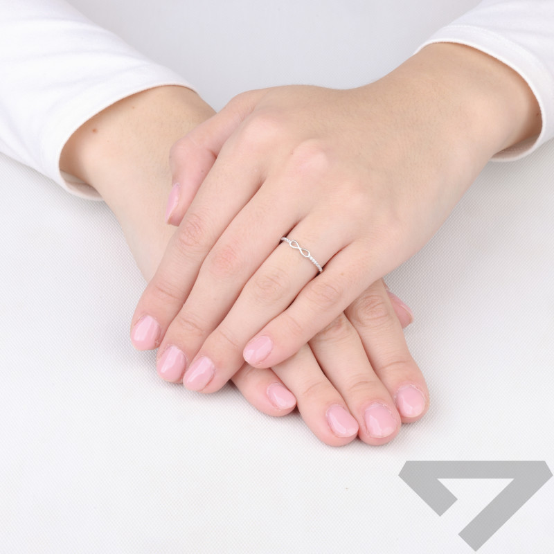 Pierścionek z cyrkoniami i gładkim infinity, srebro próby 925