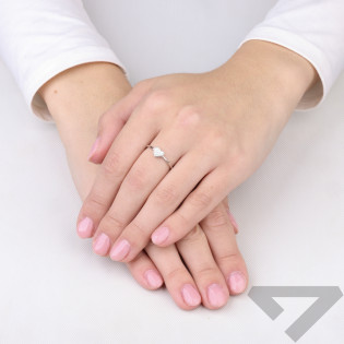 Pierścionek srebrny rodowany z serduszkiem wysadzanym cyrkoniami micro pave próba 925