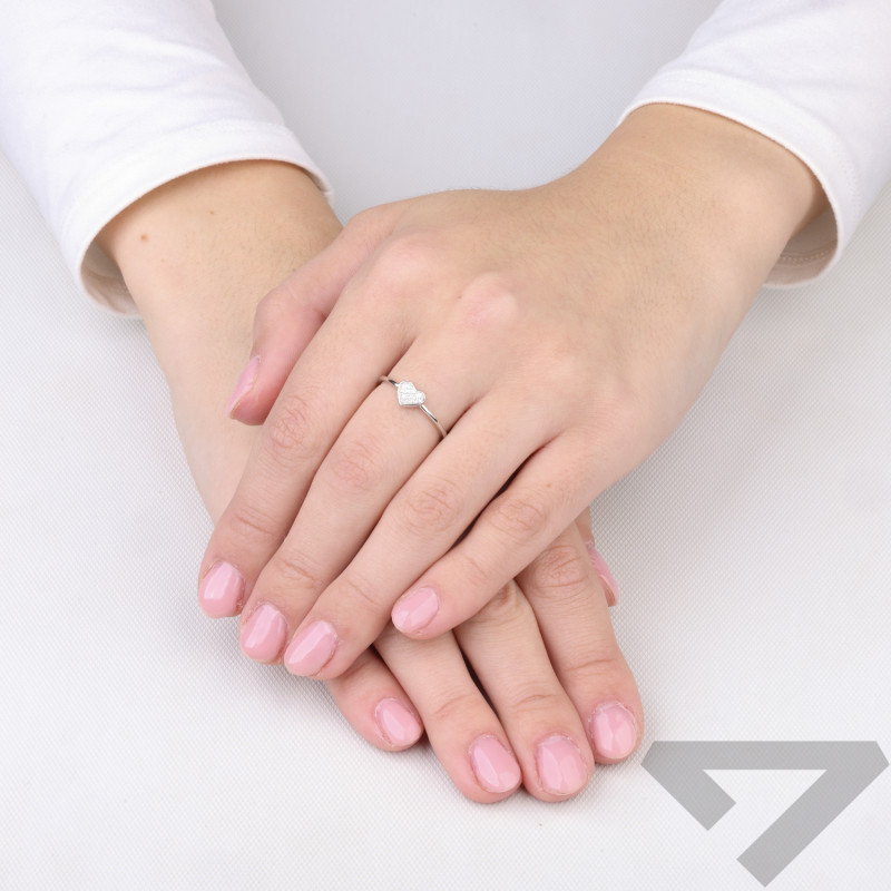 Pierścionek srebrny rodowany z serduszkiem wysadzanym cyrkoniami micro pave próba 925