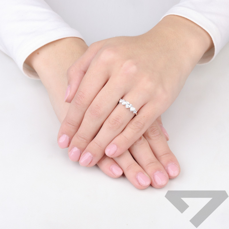 Pierścionek srebrny z cyrkoniami w kształcie serc próba 925