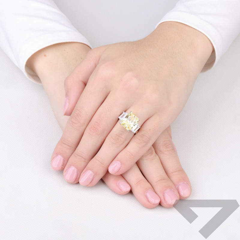 Pierścionek srebrny z dużą cyrkonią bagieta w kolorze żółtym
