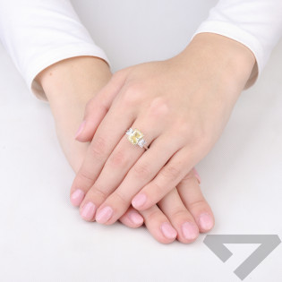 Pierścionek srebrny trzy cyrkonie i serca w koronie próba 925