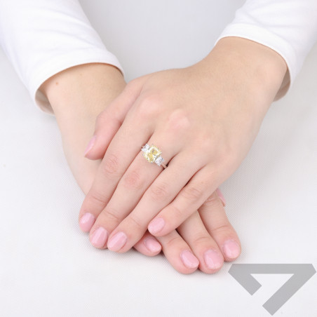 Pierścionek srebrny trzy cyrkonie i serca w koronie próba 925