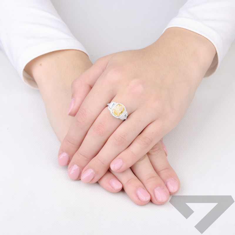 Pierścionek z cyrkonią żółtą i z cyrkioniami białymi o różnym szlifie srebro 925