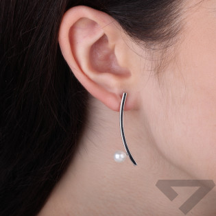 Kolczyki perła 6 mm bokiem na pałce ze srebra 925