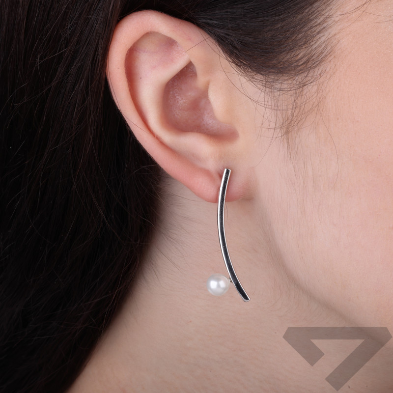 Kolczyki perła 6 mm bokiem na pałce ze srebra 925