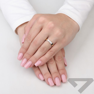 Pierścionek srebrny NOBLE z trzema cyrkoniami i blaszką ze złota 375