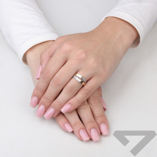 Pierścionek srebrny 925 z cyrkoniami i blaszkami ze złota 375 trójkątna szyna