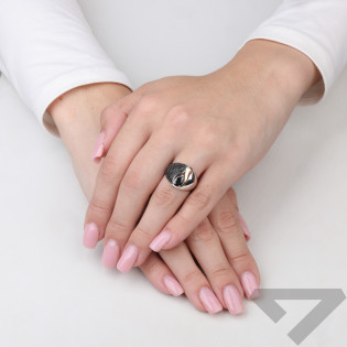 Pierścionek srebrny kopułka z czarnymi cyrkoniami i blaszką ze złota 375