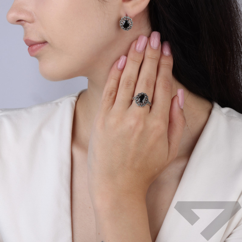 Pierścionek srebrny 925 oksydowany z onyksem i markazytami