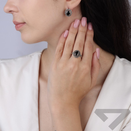 Pierścionek srebrny 925 oksydowany z onyksem i markazytami