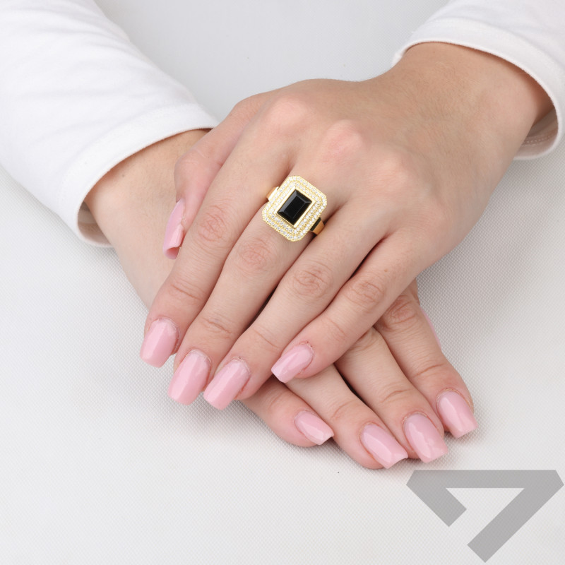 Pierścionek srebrny koloru złotego z czarnym agatem