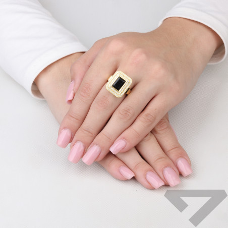 Pierścionek srebrny koloru złotego z czarnym agatem