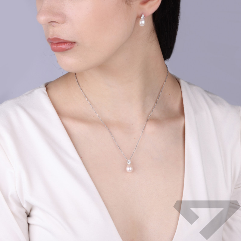 Komplet srebrnej biżuterii w próbie 925 z perłami o kształcie kropli