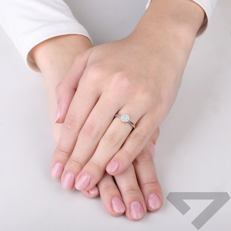 Pierścionek srebrny z białymi cyrkoniami