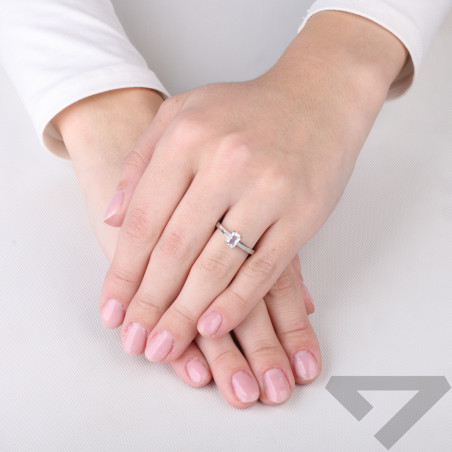 Pierścionek z prostokątną cyrkonią, srebro próby 925