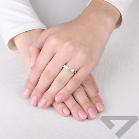 Pierścionerk srebrny z rzędem cyrkonii próba 925