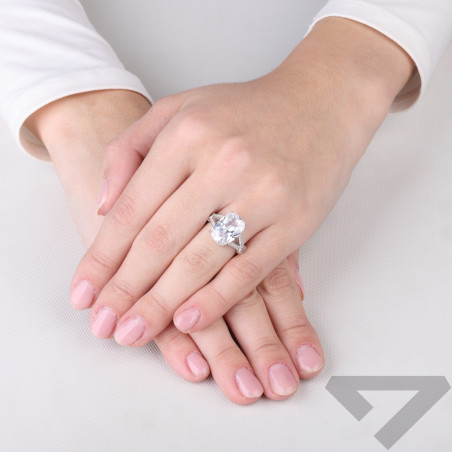 Pierścionek srebrny z okazałą prostokątną cyrkonią, srebro próby 925