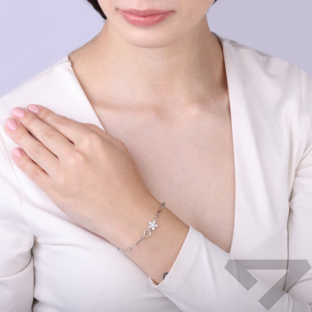 Bransoletka srebrna 925 z kwiatkiem z cyrkoniami