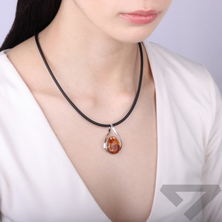 Zawieszka srebrna z bursztynem miodowym w kropli