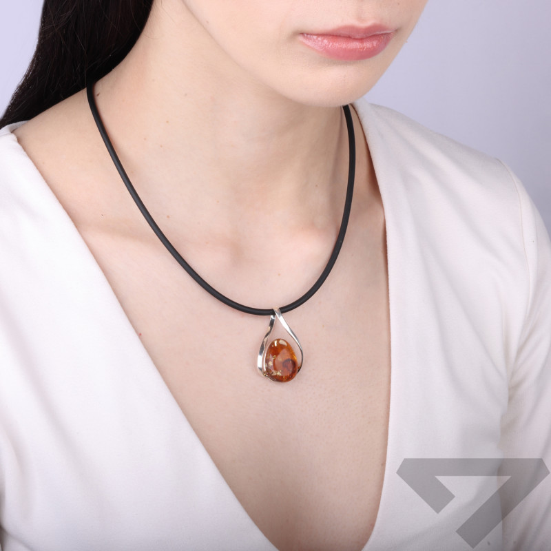 Zawieszka srebrna z bursztynem miodowym w kropli