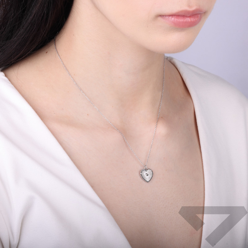 Naszyjnik srebrny rodowany z ruchomym sercem w promienistej oprawie próba 925