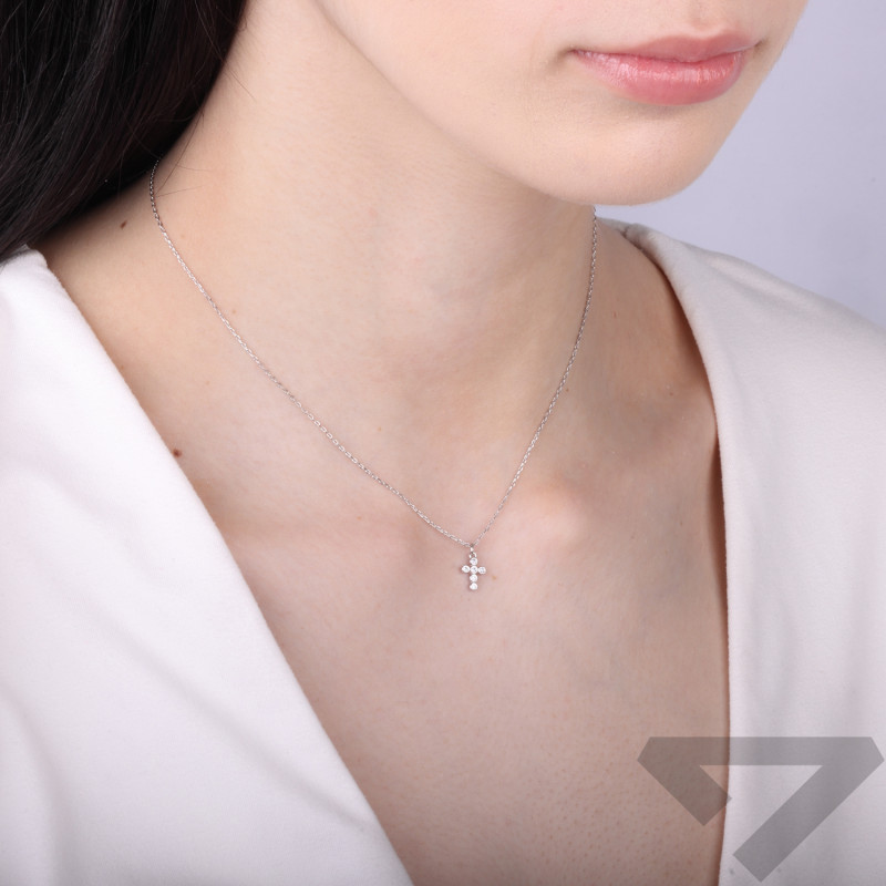 Naszyjnik srebrny rodowany z krzyżykiem wysadzanym cyrkoniami próba 925