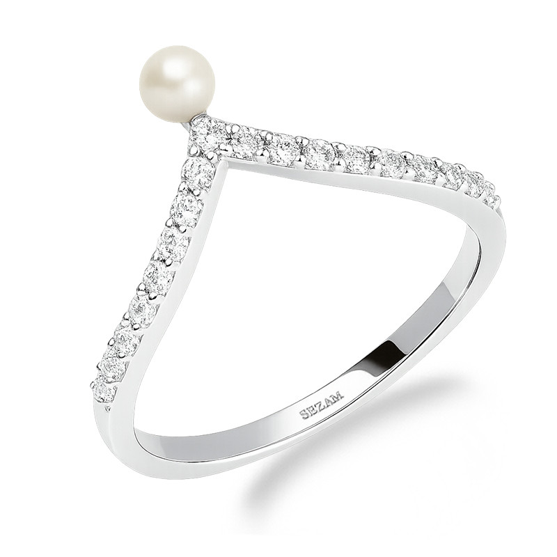 Pierścionek srebrny wzór V z naturalną perłą i cyrkoniami