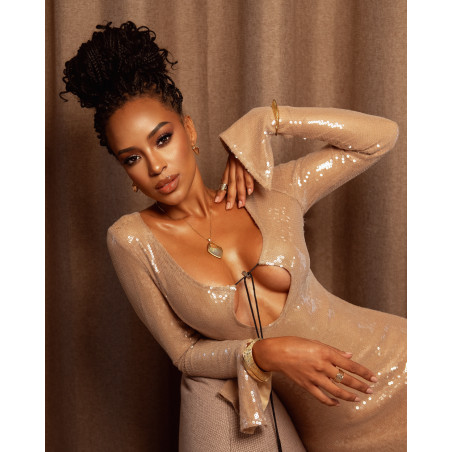 Bransoletka złota bangla z ornamentem zaprezentowana na Miss Costa Rica Fabiola Vindas