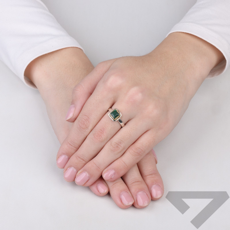 Pierścionek metaloplastyka z brassem i naturalnym malachitem