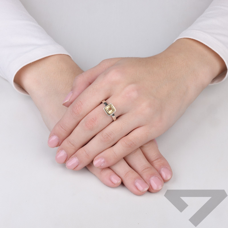 Pierścionek metaloplastyka z brassem i naturalnym cytrynem